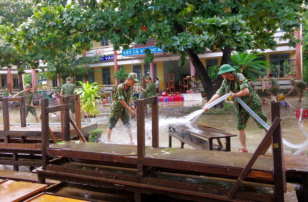 -LLVT tỉnh Phú Yên giúp điểm trường tiểu học và trung học cơ sở Lê Duẩn (huyện Tuy An) tổng dọn vệ sinh